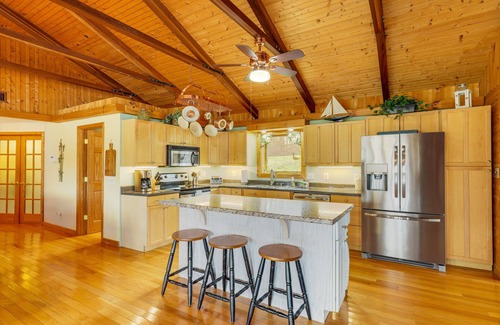 Piney Flats Cabina | 'Duck and Bug's Cabin' on Boone Lake w/ Boat Dock!