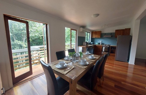 Maleny Cabaña | Duckbills Cottage has the convenience of town living but with rural nature feel