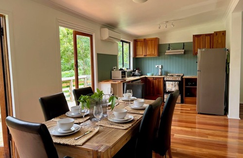 Maleny Cabaña | Duckbills Cottage has the convenience of town living but with rural nature feel