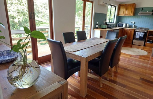 Maleny Cabaña | Duckbills Cottage has the convenience of town living but with rural nature feel