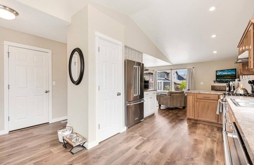 Dundee Casa | Dundee Hillside Retreat ~ Central Family & Dog Friendly Home!