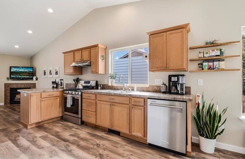 Dundee Casa | Dundee Hillside Retreat ~ Central Family & Dog Friendly Home!