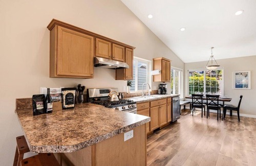 Dundee Casa | Dundee Hillside Retreat ~ Central Family & Dog Friendly Home!