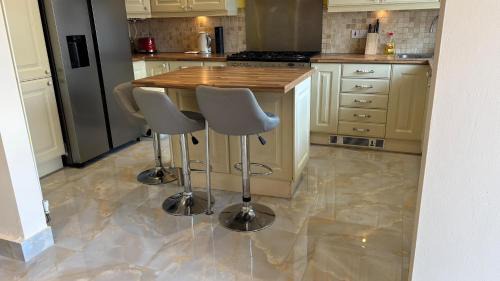 Hanham Apartamento | Dundridge Home - Morden Urban Living - Sleeps up to 9 guests & private parking for 2 vehicles