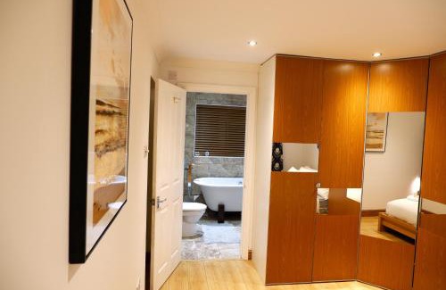 Hanham Apartamento | Dundridge Home - Morden Urban Living - Sleeps up to 9 guests & private parking for 2 vehicles