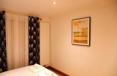 Hanham Apartamento | Dundridge Home - Morden Urban Living - Sleeps up to 9 guests & private parking for 2 vehicles