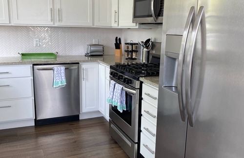 Michigan City Casa | DUNE FINE! Charming family-friendly cottage right next to the beach!
