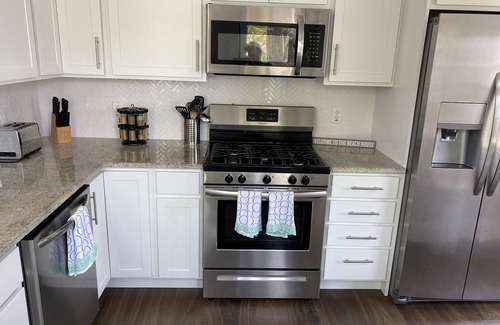 Michigan City Casa | DUNE FINE! Charming family-friendly cottage right next to the beach!