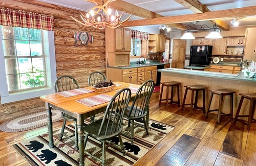 Sevierville Cabina | Dunn's Creek Hideaway 3 Bedroom Cabin by RedAwning