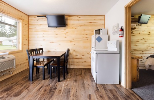 Whitefish Complejo | Conveniente y asequible West Glacier Lodging- Beargrass Lodging # 1