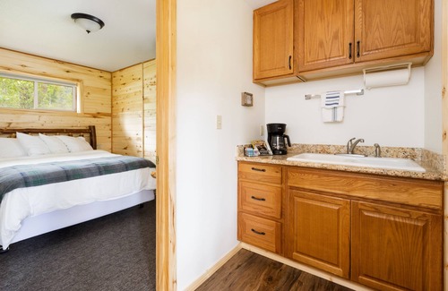 Whitefish Complejo | Conveniente y asequible West Glacier Lodging- Beargrass Lodging # 1