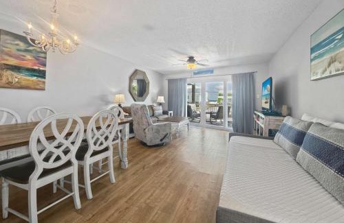 Gulf Shores Casa | Duplex Beach Home for 6 with Balcony & Resort-style Amenities