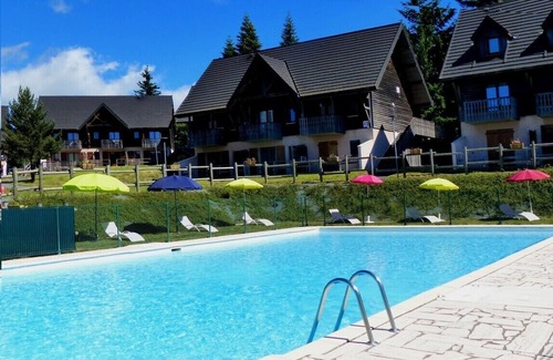 Besse-et-Saint-Anastaise Chalet De Esquí | Duplex apartment in family residence