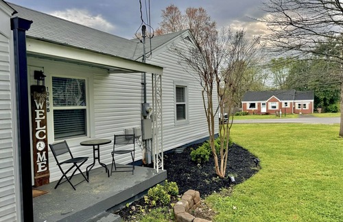 Nashville Casa | Duplex in a quiet Nashville neighborhood - close to everything. Pet-friendly!