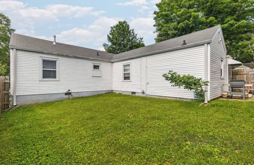 Nashville Casa | Duplex in a quiet Nashville neighborhood - close to everything. Pet-friendly!