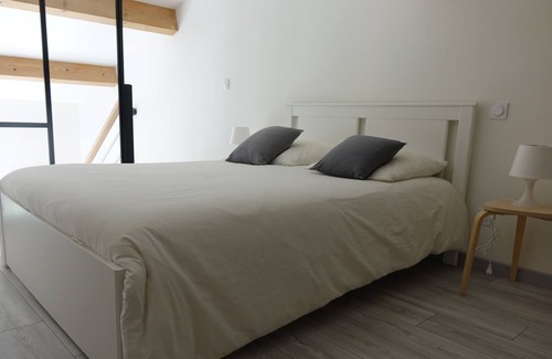 Ventabren Apartamento | Duplex sleeps 4 in contemporary villa with swimming pool.