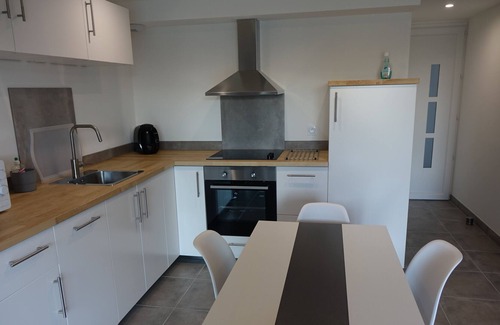 Ventabren Apartamento | Duplex sleeps 4 in contemporary villa with swimming pool.