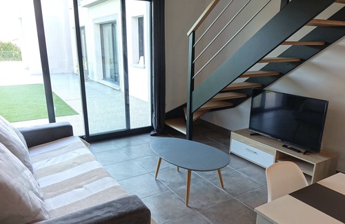 Ventabren Apartamento | Duplex sleeps 4 in contemporary villa with swimming pool.