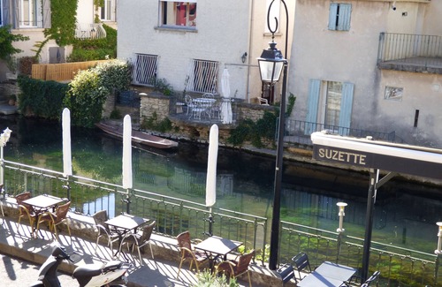 L'Isle-sur-la-Sorgue Apartamento | Dúplex con terraza en el centro histórico, con vistas a la Sorgue.