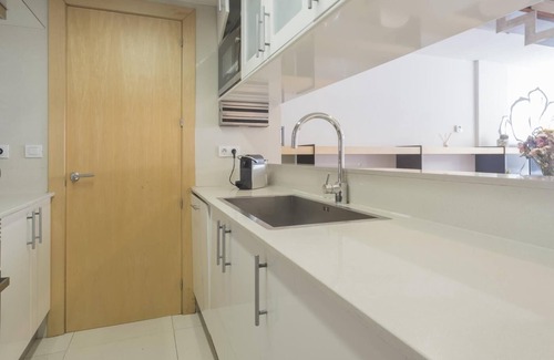 El Putget i Farro Apartamento | Dúplex con Piscina y Terraza muy cerca del Museo Gaudí 3 hab- 8 pax -WiFi Gratis