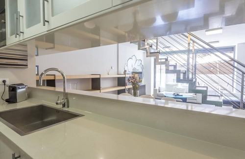 El Putget i Farro Apartamento | Dúplex con Piscina y Terraza muy cerca del Museo Gaudí 3 hab- 8 pax -WiFi Gratis