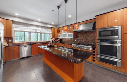 Tobyhanna Villa | Duskbloom Villa – Premium 10BR Retreat with Hot Tub & Theater