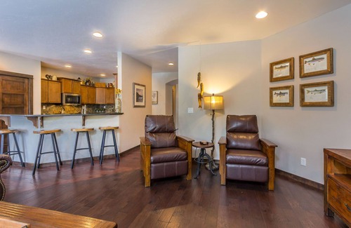 Deer Park Casa | DUTC11 - Huge Home, SHARC passes for 2025, Hot Tub, A/C, Ping Pong