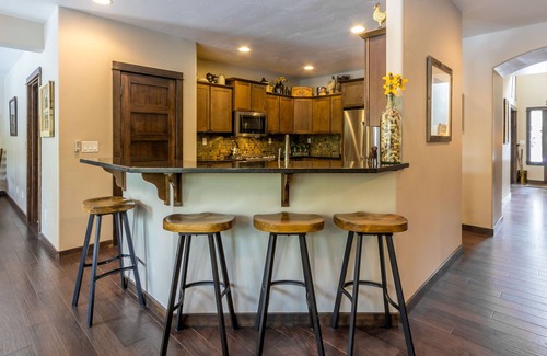 Deer Park Casa | DUTC11 - Huge Home, SHARC passes for 2025, Hot Tub, A/C, Ping Pong