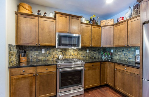 Deer Park Casa | DUTC11 - Huge Home, SHARC passes for 2025, Hot Tub, A/C, Ping Pong