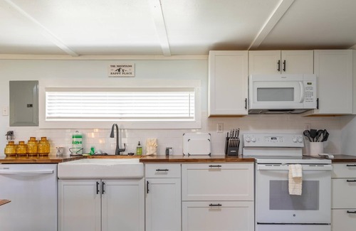 Banner Elk Cabaña | Dutch Creek Cottage - cozy 1bd/1ba, hot tub, pet friendly on 12 acres with firepit
