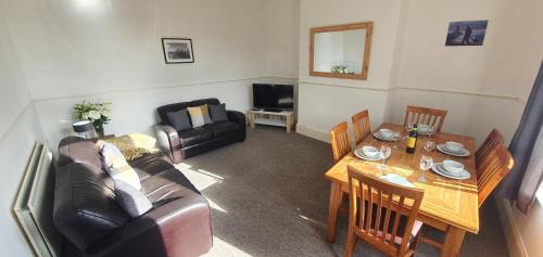 Westoe Apartamento | Dwellcome Home Ltd 4 King Bedroom Townhouse, Free Parking, Fast WIFI, Fully Equipped Kitchen, 15 min drive to Nissan, 20 min to Newcastle Sunderland, Ideal for Long Term Contractor etc Stays, Regular Housekeeping Option - See Our Site for Assurance