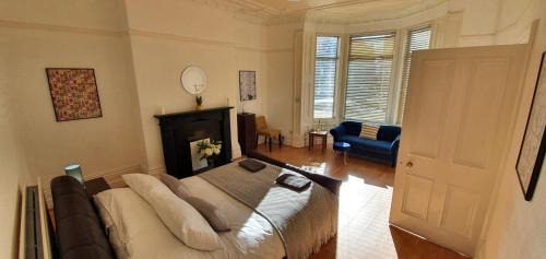 Westoe Apartamento | Dwellcome Home Ltd 4 King Bedroom Townhouse, Free Parking, Fast WIFI, Fully Equipped Kitchen, 15 min drive to Nissan, 20 min to Newcastle Sunderland, Ideal for Long Term Contractor etc Stays, Regular Housekeeping Option - See Our Site for Assurance