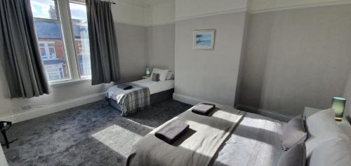 Westoe Apartamento | Dwellcome Home Ltd 4 King Bedroom Townhouse, Free Parking, Fast WIFI, Fully Equipped Kitchen, 15 min drive to Nissan, 20 min to Newcastle Sunderland, Ideal for Long Term Contractor etc Stays, Regular Housekeeping Option - See Our Site for Assurance