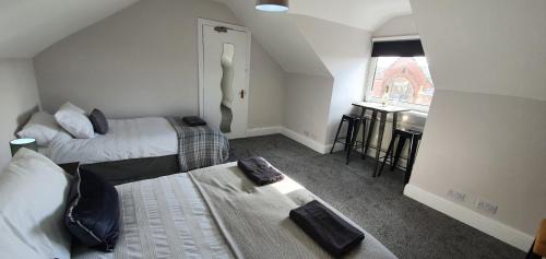 Westoe Apartamento | Dwellcome Home Ltd 4 King Bedroom Townhouse, Free Parking, Fast WIFI, Fully Equipped Kitchen, 15 min drive to Nissan, 20 min to Newcastle Sunderland, Ideal for Long Term Contractor etc Stays, Regular Housekeeping Option - See Our Site for Assurance