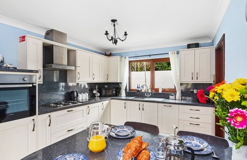 Saint Clears Cabaña | Dyffryn Taf, Homely 3 bedroom bungalow with peaceful outlook