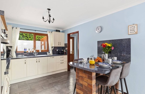 Saint Clears Cabaña | Dyffryn Taf, Homely 3 bedroom bungalow with peaceful outlook