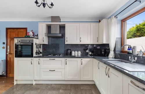 Saint Clears Cabaña | Dyffryn Taf, Homely 3 bedroom bungalow with peaceful outlook