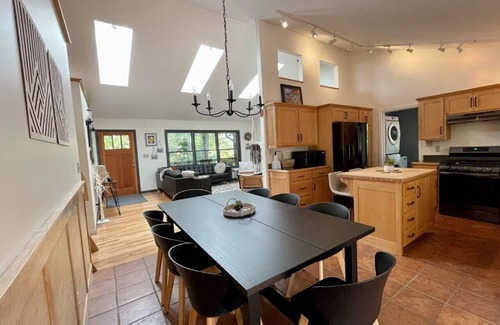Hot Springs Cabina | Dynamite Mountain House, beautiful views! Hot Tub! Firepit!