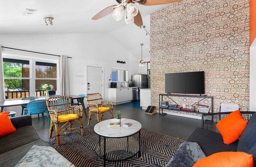 Govalle Casa | E. Austin Family Hangout! Pool & BBQ -Fully fenced