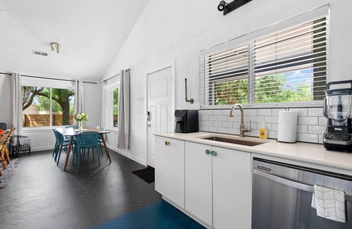 Govalle Casa | E. Austin Family Hangout! Pool & BBQ -Fully fenced