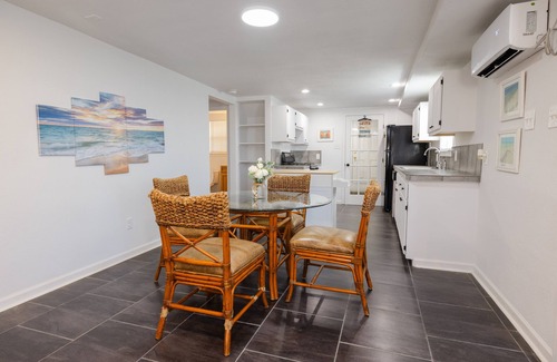 Galveston Casa | E.C. Corner - A Charming 2 BR 1st floor unit w/ AC and WiFi in lovely Galveston