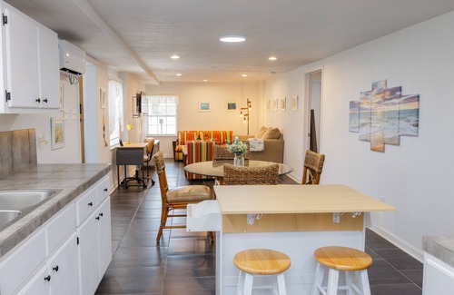 Galveston Casa | E.C. Corner - A Charming 2 BR 1st floor unit w/ AC and WiFi in lovely Galveston