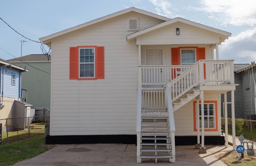 Galveston Casa | E.C. Corner - A Charming 2 BR 1st floor unit w/ AC and WiFi in lovely Galveston