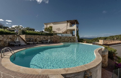 Baja Sardinia Apartamento | Ea Bianca Three-room apartment sleeps 6, sea view, A.C