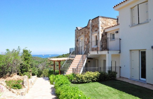 Baja Sardinia Apartamento | Ea Bianca Three-room apartment sleeps 6, sea view, A.C