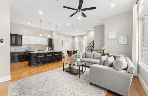 Greater East End Casa | EaDo Escape Sleeps 10 - Private Yard & Driveway + Rooftop City Views