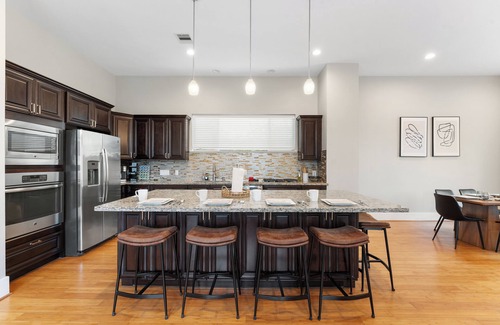 Greater East End Casa | EaDo Escape Sleeps 10 - Private Yard & Driveway + Rooftop City Views