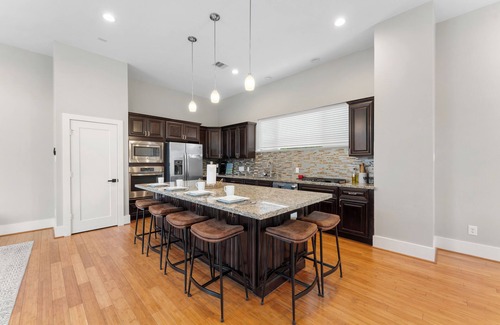 Greater East End Casa | EaDo Escape Sleeps 10 - Private Yard & Driveway + Rooftop City Views