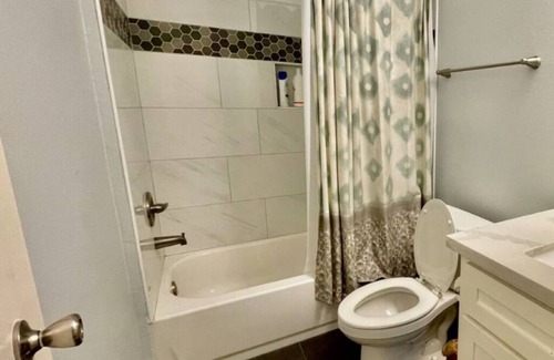 South Central Houston Casa | EADO Essentials Suite with Fridge, Microwave, WiFi and AC