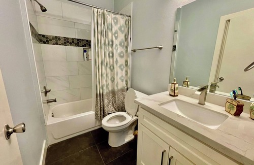 South Central Houston Casa | EADO Essentials Suite with Fridge, Microwave, WiFi and AC